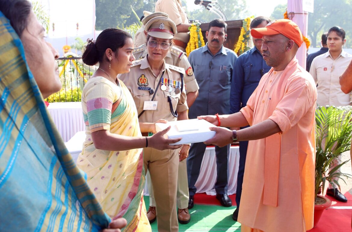 शहीद पुलिस कर्मियों के परिजनों के साथ पूरी संवेदनशीलता के साथ खड़ी है सरकार: