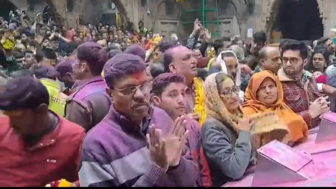 बसंत पंचमी से ब्रज में शुरू हुई होली की धूम, बांकेबिहारी मंदिर में जमकर उड़ा अबीर गुलाल